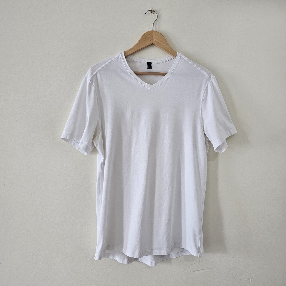 Lululemon Men's Vneck Tee - Large